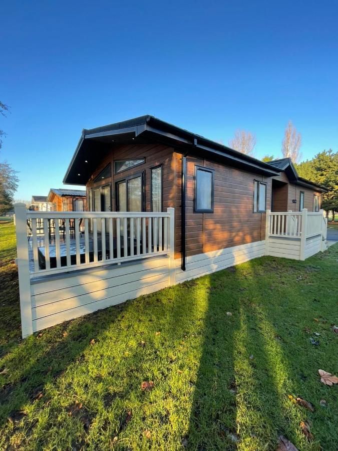 Brackencroft Lodge With Hot Tub York Bagian luar foto