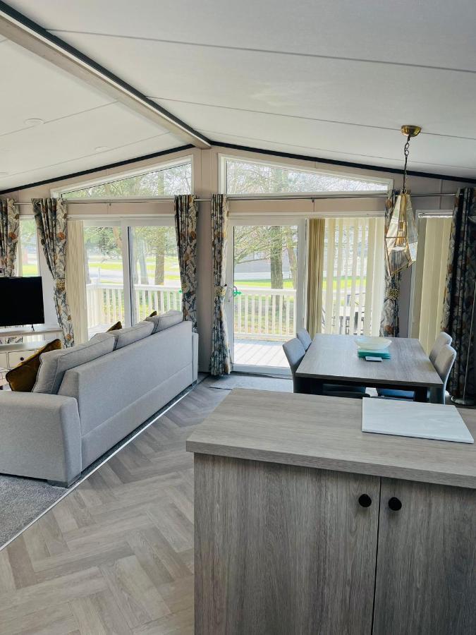 Brackencroft Lodge With Hot Tub York Bagian luar foto